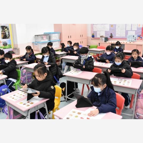 AR藥秤同學利用AR藥秤學習傳統藥秤的使用方法，在實際量度中草藥的重量，認識傳統藥方，體會前人的智慧。