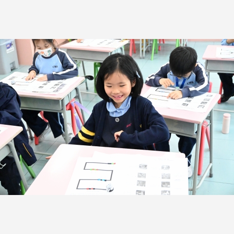 結合英語學習與基礎編程，孩子們指揮可愛的Ozobot機器人完成挑戰，邊玩邊學，提升語言與邏輯思維能力！