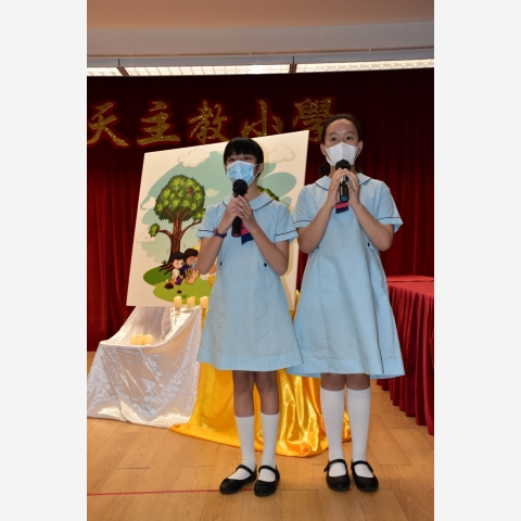 同學們領唱聖詠