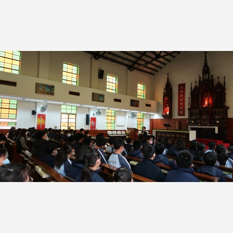4. 六年級同學到聖伯多祿聖保祿堂朝聖，用心聆聽導賞員的講解。